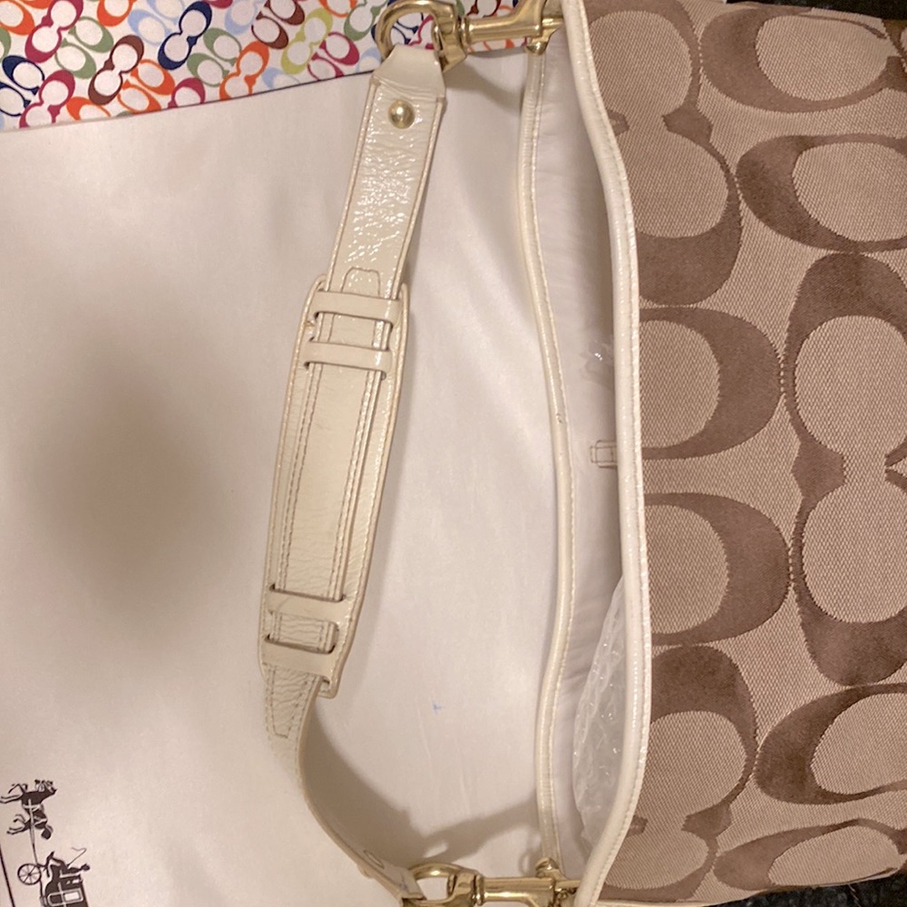 COACH jacquard w/multicolored band at base. Cream patent leather trim. #10858 - Picture 9 of 15